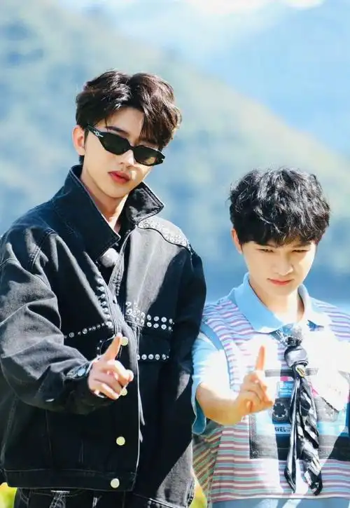 周深蔡徐坤跑男合照比心