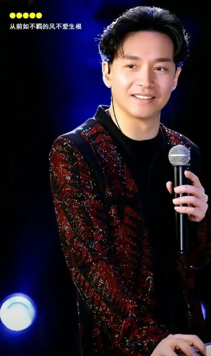 这个"张国荣"模仿的不能说很像吧,简直就是一模一样!