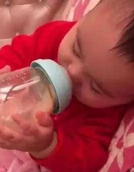 笑死了,奶瓶掉地上,宝宝没睁眼睛就叼住了奶嘴!撅在地上继续吸