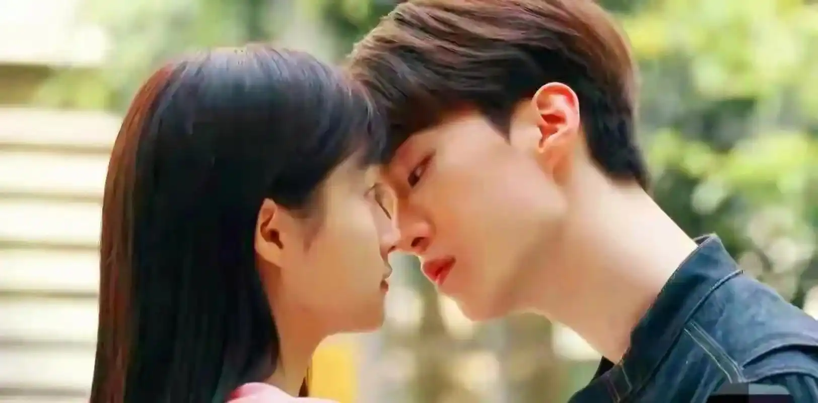 关晓彤与范丞丞拍吻戏,网友在鹿晗账号下留言:你还不赶紧去把关晓彤