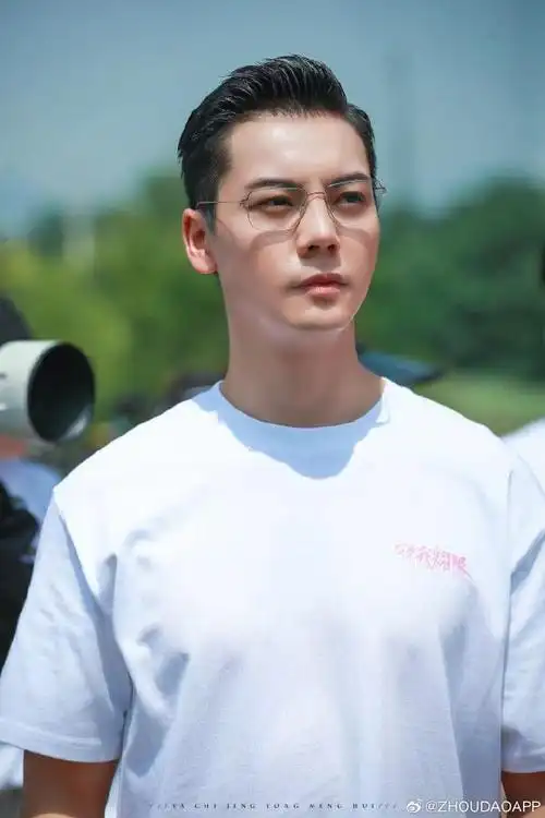 陈伟霆背头好a##陈伟霆白t照