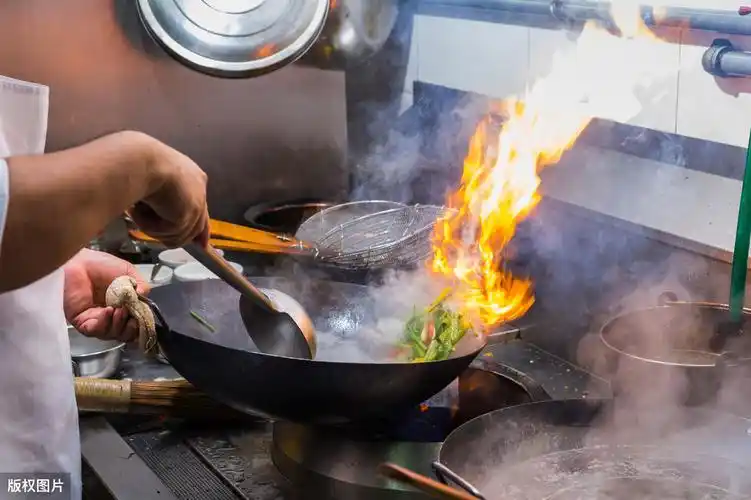 用铁锅炒菜还是比较健康的,因为铁是造血的元素,而且铁锅保养好的话