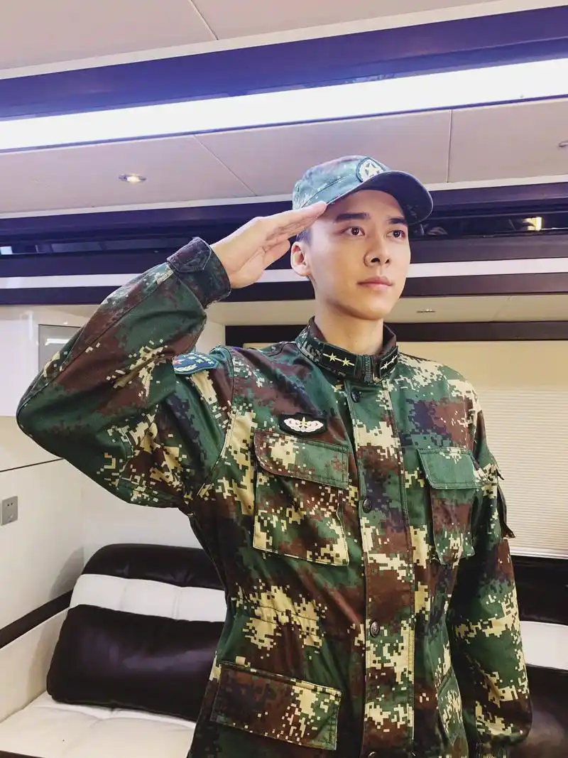 明天就不再穿这身军装了 虽然自己不是一名真正的军人 但心里还是有一