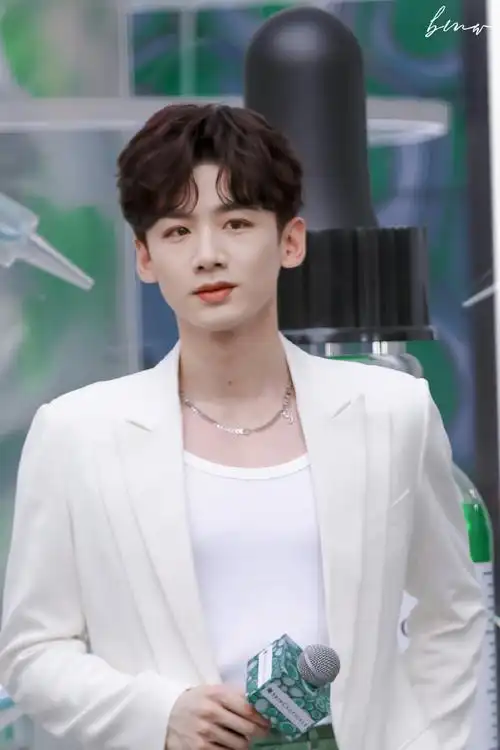 白敬亭修丽可品牌大使