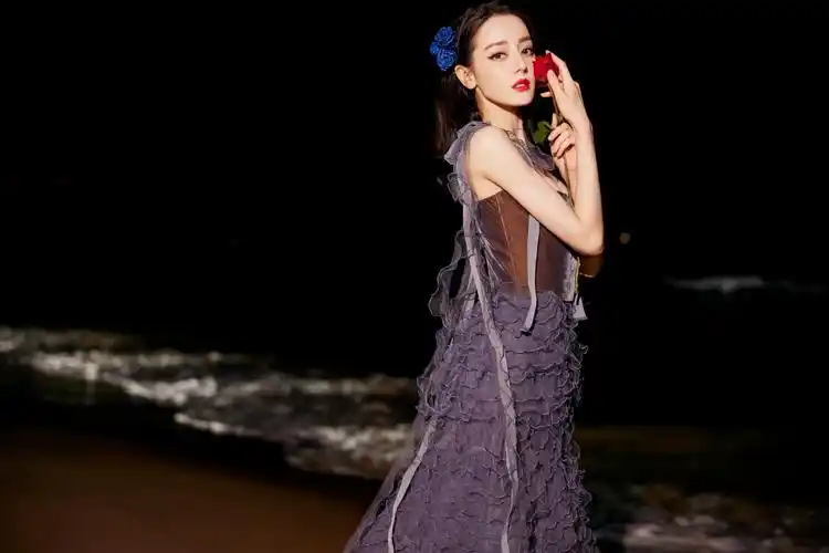 迪丽热巴在gq红毯上两种造型,演绎花仙子和暗夜精灵,时尚迷人