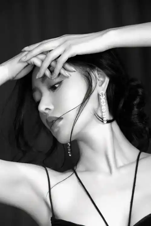 张天爱胆子太大,穿紧身吊带裙飞身跳起,身形凹凸有致曲线太迷人_照片