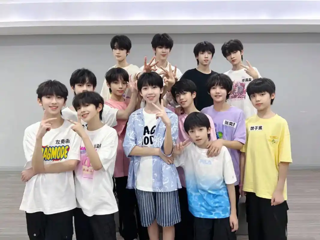 怎么会有这么好看的小孩!#tf家族四代 #tf四代 #时 - 抖音