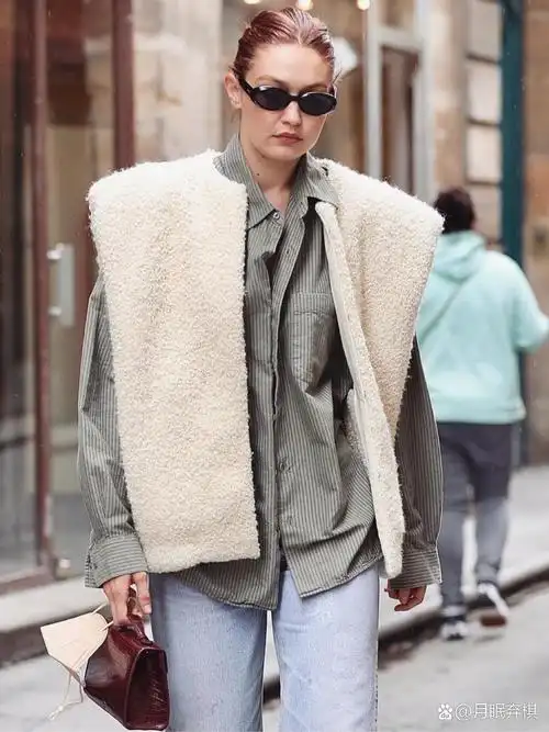 欧美明星街拍|gigi秋冬休闲穿搭 2021年9月30日gigi发布的一组穿搭