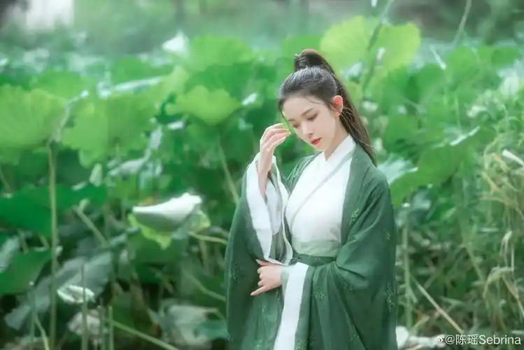 陈瑶古风写真大片释出 扎高马尾英气十足|陈瑶|写真大片|演员_新浪
