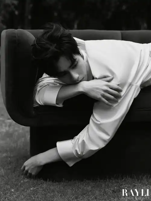 瑞丽服饰美容##胡一天春日漫步大片