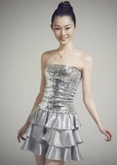 太胆大了宋轶早期穿大尺度露背裙装亮相活动大秀好身材