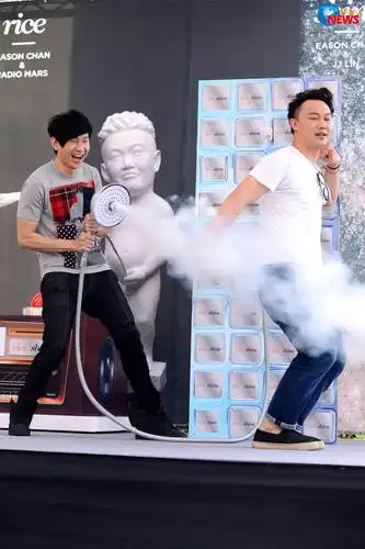 陈奕迅,林俊杰歌王同台星光熠熠 浪漫共浴「闪」爆街头