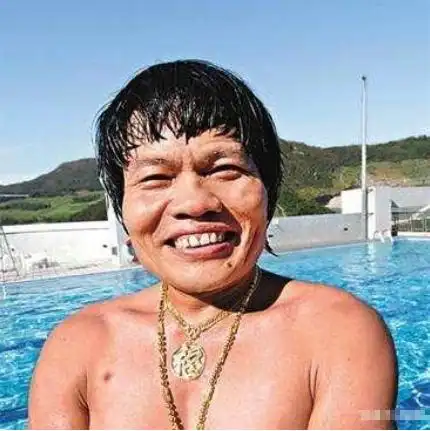 走进演员八两金的豪宅选择定居在深圳一屋子都是金表金项链