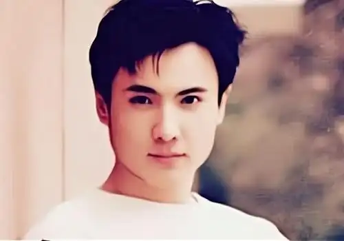 沈腾号称自己曾是"军艺校草",年轻时沈腾是真帅,骨子里很清高.