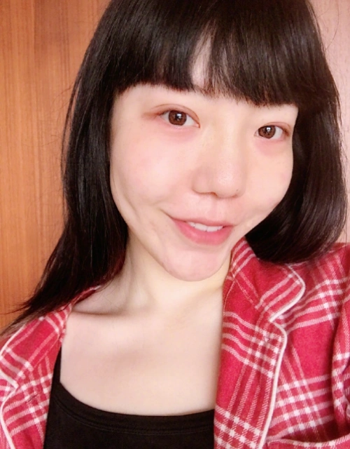 以夸张妆容出名的吴莫愁,今素颜出镜美到让人心动!