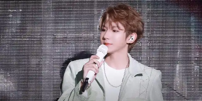 王源放下话筒之后还在唱