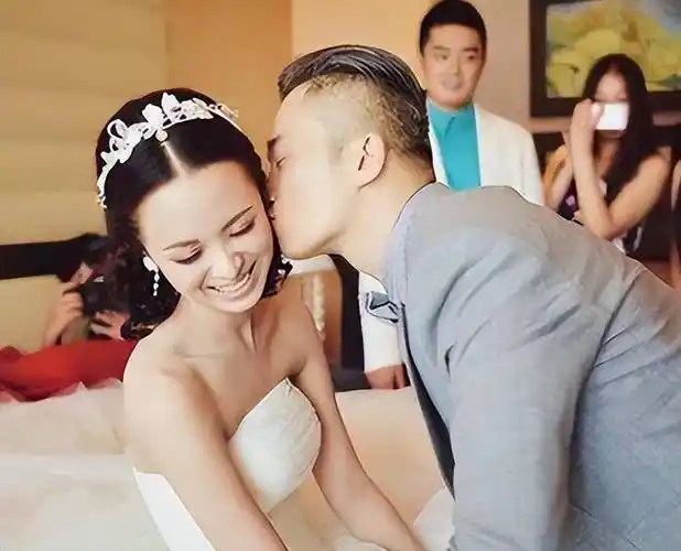 曾是央视"最美主持",24岁嫁42岁患病丈夫,对丈夫不离不弃_王萌萌_程雷