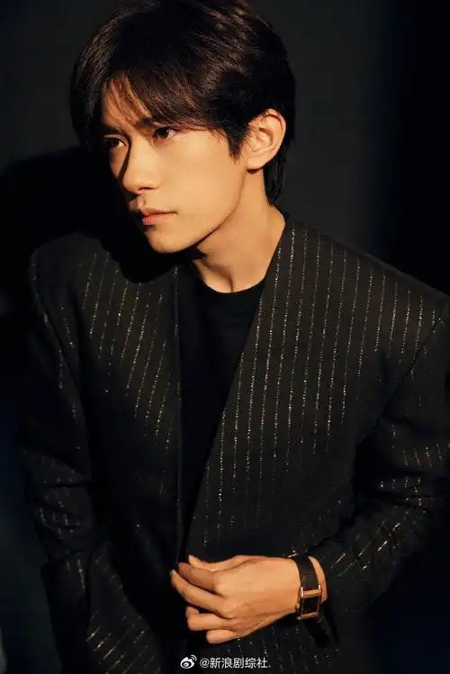 易烊千玺竖纹西装造型优雅帅气质感满满有被西装千玺苏到