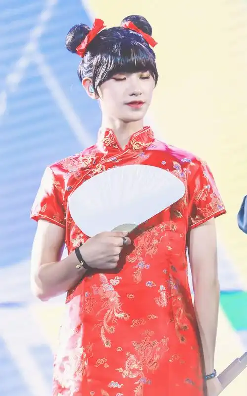 黄明昊cosplay春丽甜美写真