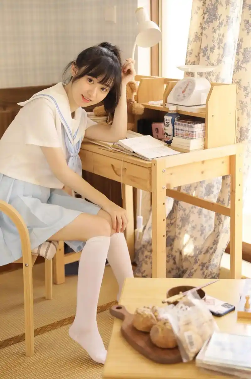 淡雅颜色的jk水手服搭配短裙,清纯娇小可爱的样子好美,好喜欢