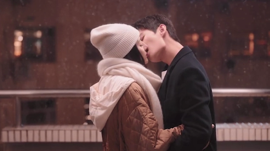 杨洋雪中摁住热巴猛亲,一吻结束还意犹未尽,换角度再亲场面太欲