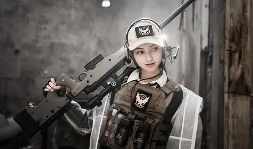 长着酒窝的帅气女军迷,军服包裹下露出雪白的肌肤,强对比啊