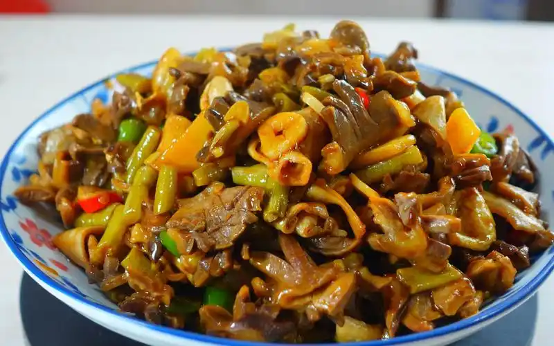 酸豆角炒鸡杂这样做太好吃了,锅气十足,下酒下饭都很不错!