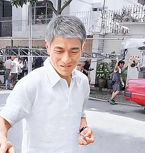 刘德华断崖式哀老白发苍苍一脸皱纹网友泪目天王该退休了