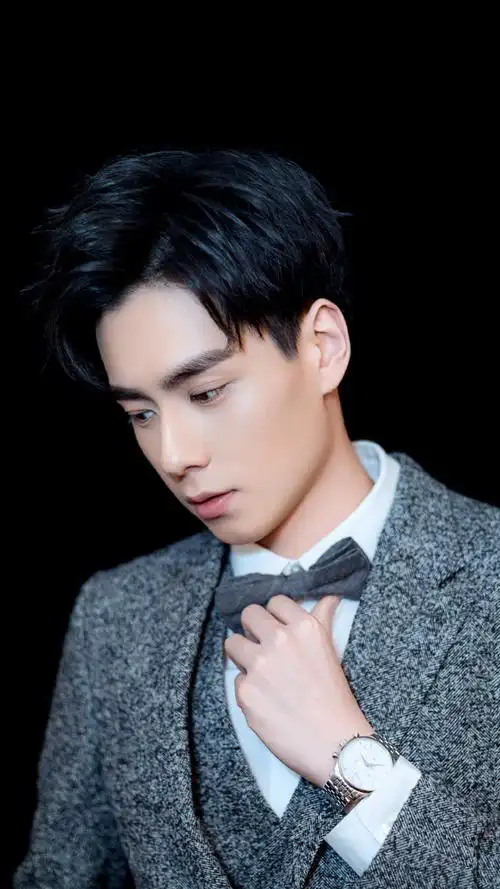 图片中的胡一天身穿灰色西装,脚踩christian louboutin