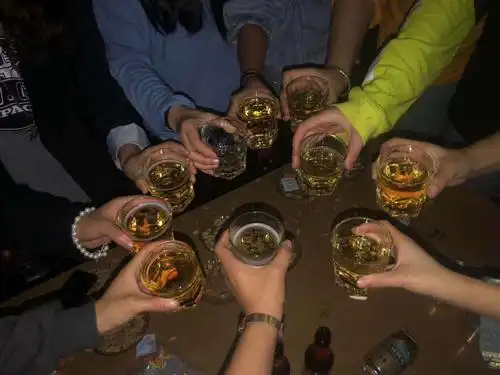 和朋友去ktv唱歌