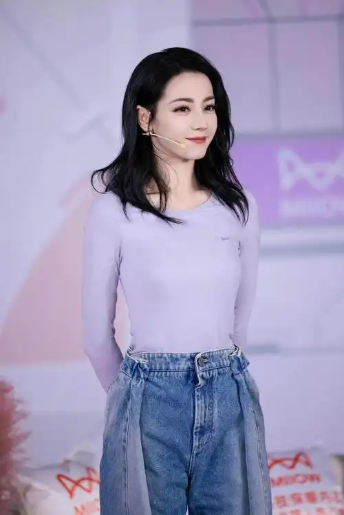 迪丽热巴真会穿打底衫配牛仔裤显高显瘦还很有高级感