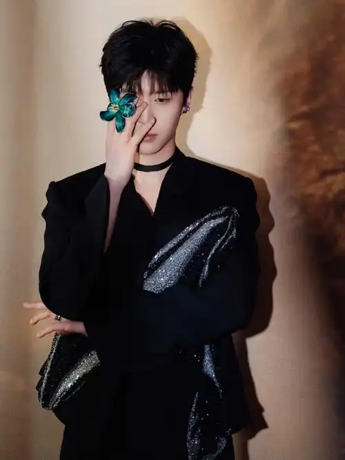 范丞丞黑色银河西装#范丞丞黑色银河西装造型,优雅帅气~行走的衣架子