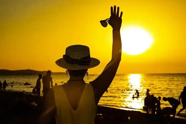 向夕阳挥挥手,告别这美丽而短暂瞬间.