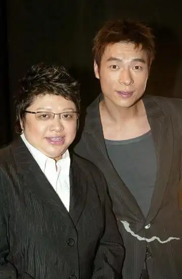 韩红合唱的歌曲有哪些:许志安和韩红合唱的歌歌曲:相爱多年韩红和女