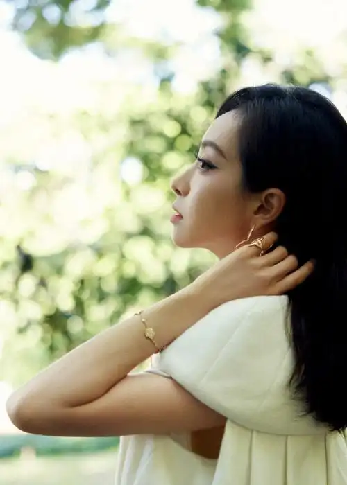 2024早秋大秀的品牌代言人@宋茜选择了一套2024秋冬的白色裙装,廓形