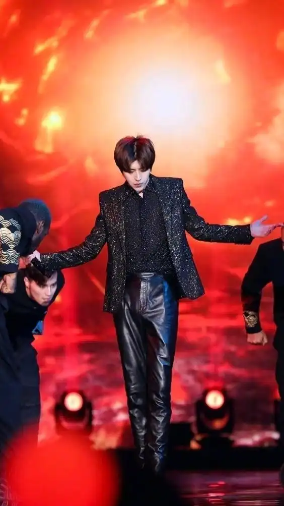 蔡徐坤湖南卫视春晚彩排照:西装 皮裤!满满浴火重生感!