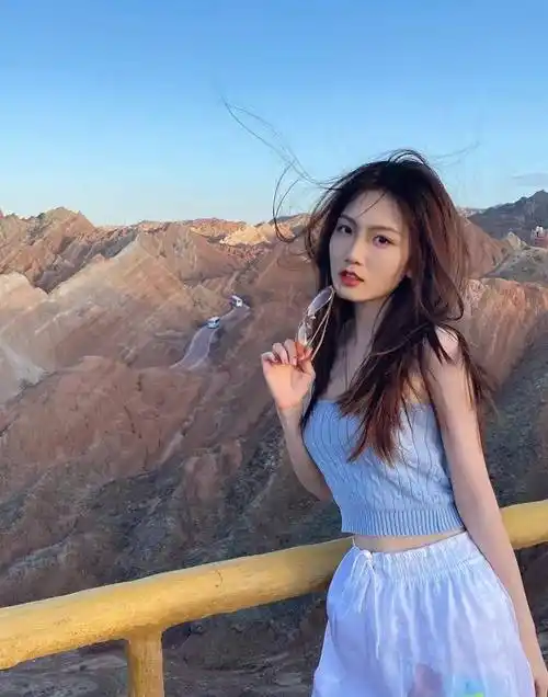 原创这谁顶得住00后女子主播再晒美照皮肤白皙身材高挑