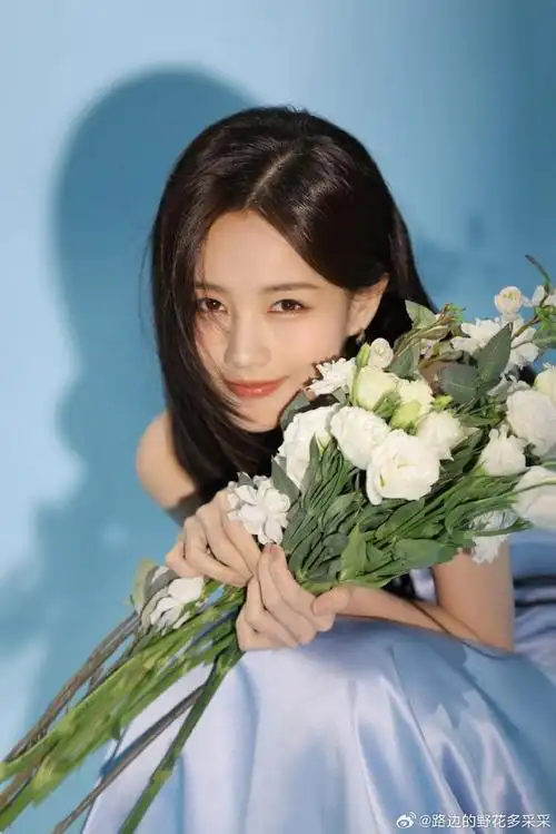 李一桐这组live图和写    真照美得让人很舒服清透干净的妆容打造氧气