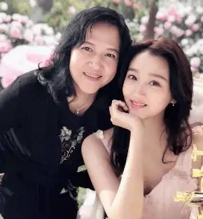 原创关晓彤父母违法她却在为男友鹿晗庆生