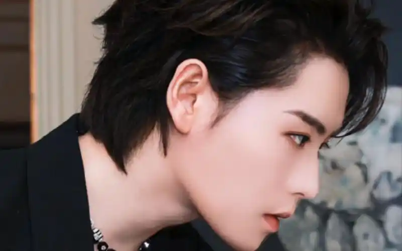 肖宇梁近期营业照片加早期美照