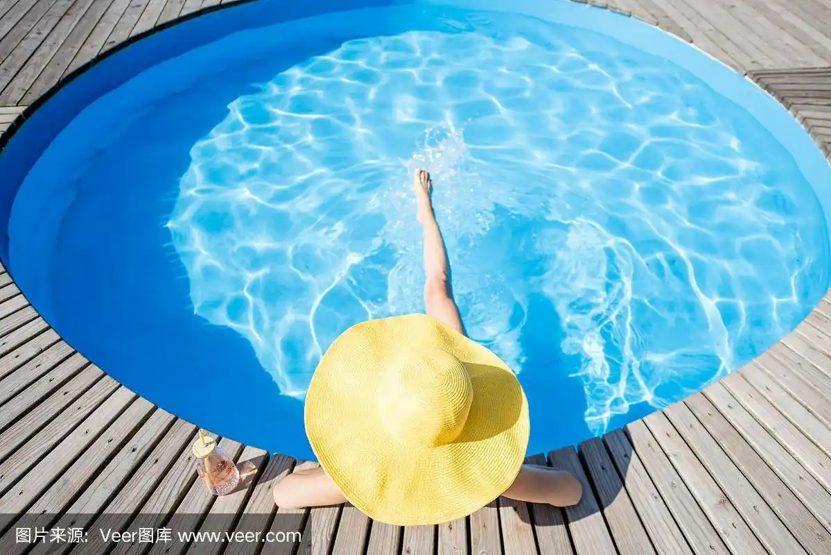 在游泳池的女人