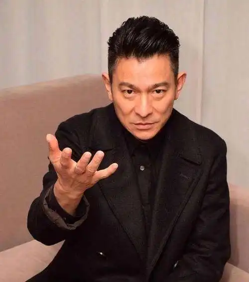 华仔的歌总是能在不倚华丽百变的曲式,不靠喧嚣扰攘的节奏与所谓年轻