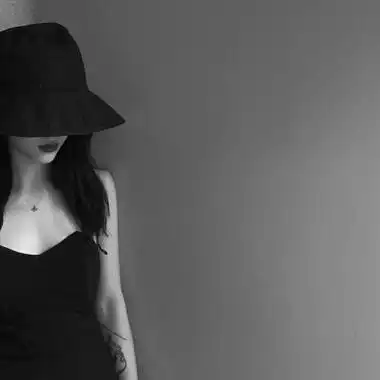 霸气女生头像高冷黑白背景 霸气头像图片大全 -【爱个性】