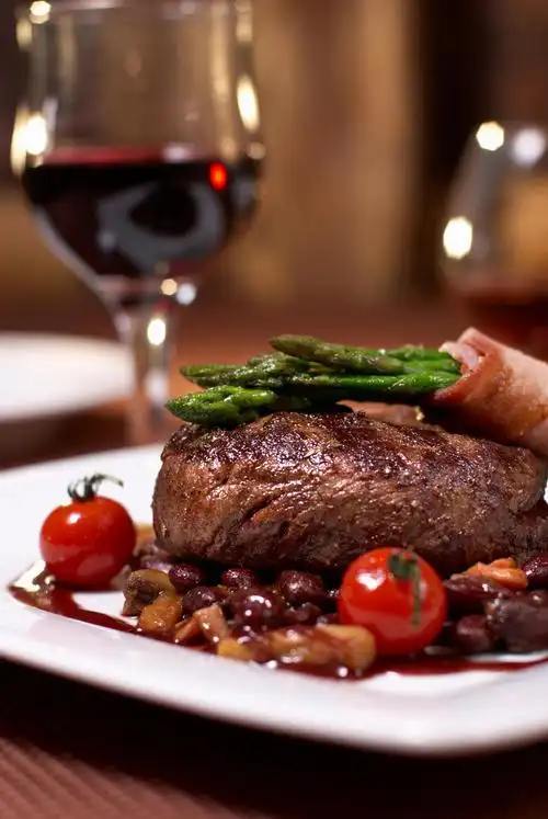 美食诱人烤牛排红酒配菜精致摆盘西餐牛排