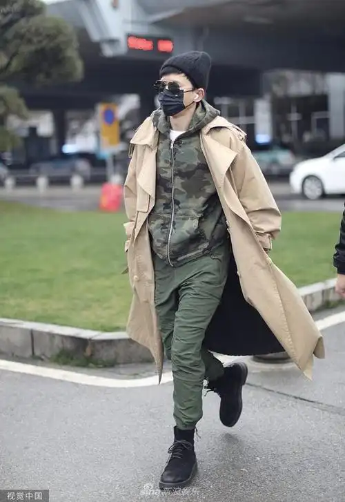 组图张杰穿风衣现身机场气场足将出席湖南卫视华人春晚