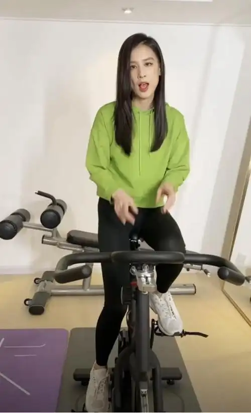 黄圣依太有贵妇感,穿运动装在家中健身,这身材更高级