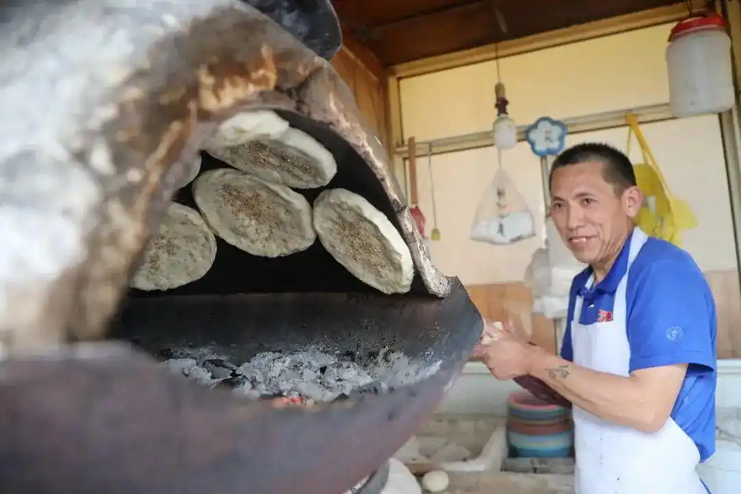 他来徐州打烧饼,14年供出一个985一个211!