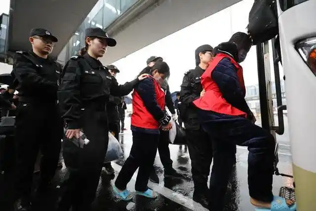 涉案金额500余万42名电信诈骗嫌疑犯被羁押回温