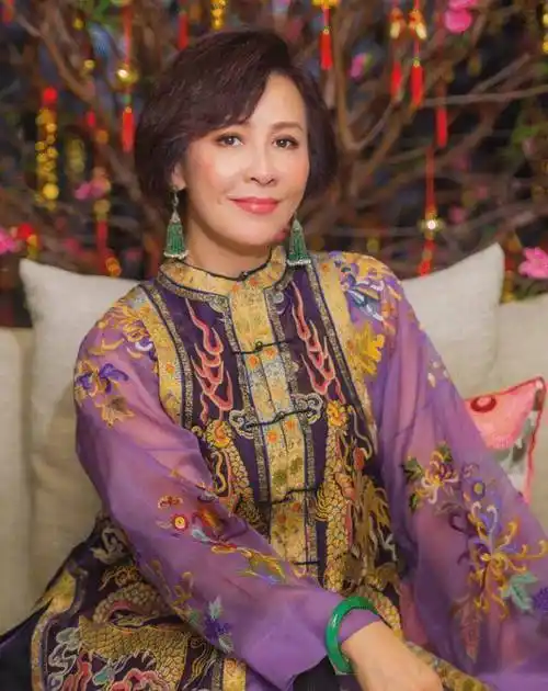 女人上年纪就该自重!像刘嘉玲穿短裤露面,坐下后真叫人尬_形象_设计的