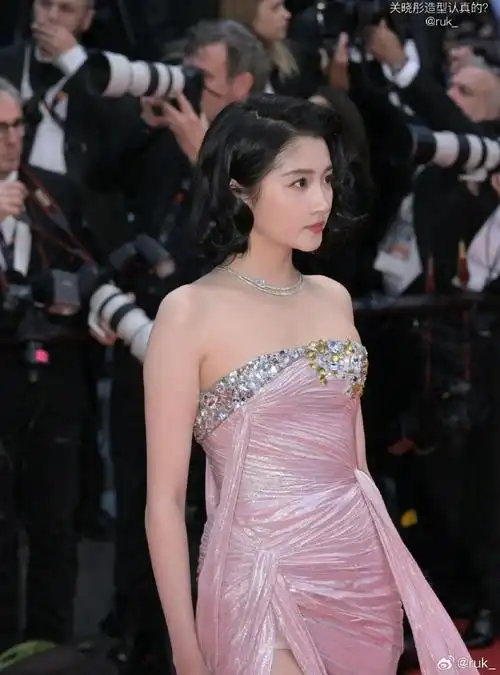 关晓彤戛纳造型尴尬##戛纳 0特写##关晓彤戛纳红毯短发造型##时尚